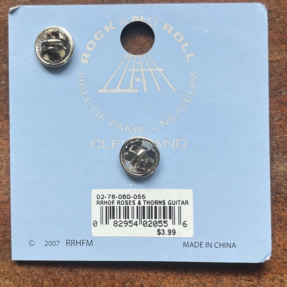 NEW Cleveland Rock N Roll Hall Of Fall Museum collectible Guitar Pin Souvenir - Picture 2 of 2